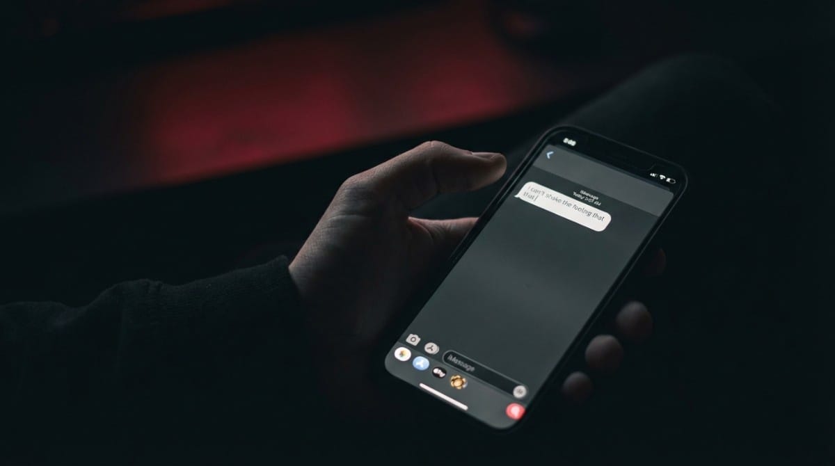 Close-up of phone screen showing a short casual text message highlighting shallow communication